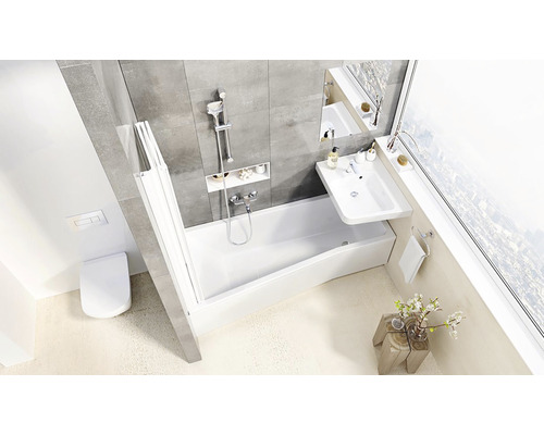 Kúpeľňa s vaňou, sprchovou zástenou, umývadlom a toaletou