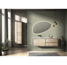 Moderná kúpeľňa s umývadlovou skrinkou, zrkadlovou skrinkou, osvetleným zrkadlom a závesným svietidlom