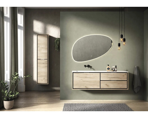 Moderná kúpeľňa s umývadlovou skrinkou, zrkadlovou skrinkou, osvetleným zrkadlom a závesným svietidlom