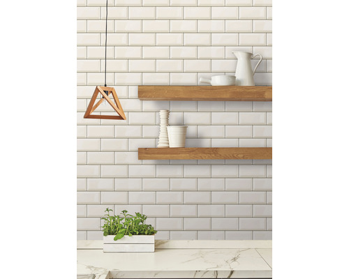 PVC obklad Ceramics SubwayTile biely, sivý 67,5 x 400 cm Obkladové dlaždice v štýle metro s drevenými policami, závesnou lampou a bylinkami na pracovnej doske