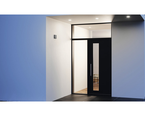 Vonkajší pohľad na dom so vchodovými dverami a vonkajším osvetlením.