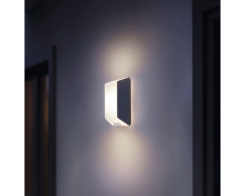 Osvetlené obdĺžnikové nástenné svietidlo s detektorom pohybu