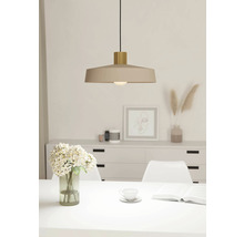 Béžová závesná lampa nad jedálenským stolom v svetlej miestnosti.