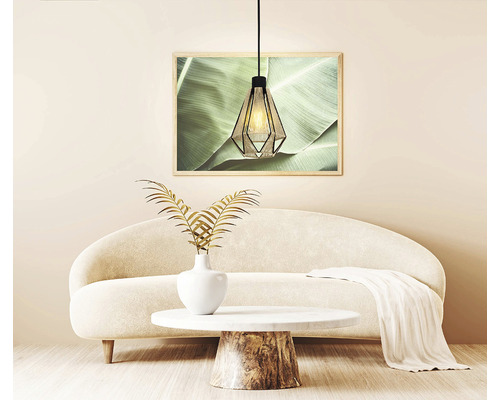 Scéna so závesným svietidlom, pohovkou, stolom a zarámovaným obrazom na stene