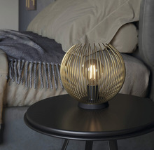Dekoratívna stolná lampa so sférickým tienidlom na nočnom stolíku