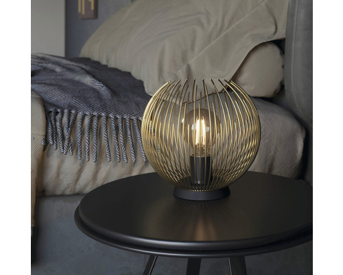 Dekoratívna stolná lampa so sférickým tienidlom na nočnom stolíku