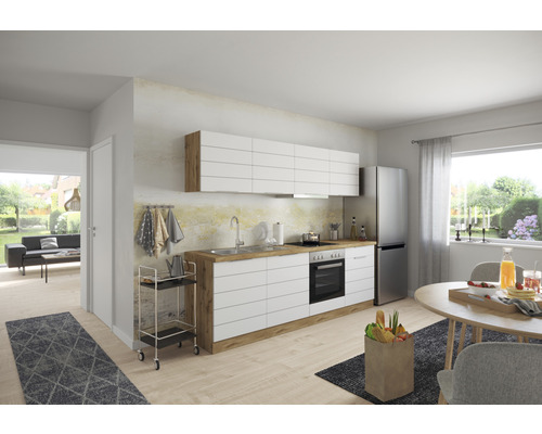 Svetlá kuchyňa s kuchynskou linkou, jedálenským stolom a výhľadom do obývacej izby.