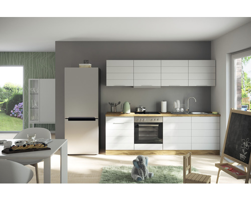 Svetlá kuchyňa s bielymi skrinkami, kuchynským stolom a stoličkou