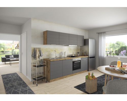 Svetlá kuchyňa so sivými skrinkami a drevenou pracovnou doskou, vrátane jedálenského stola a výhľadu do obývacej izby