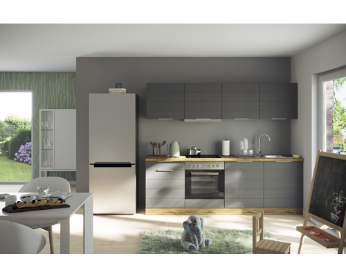 Moderná kuchyňa so sivými skrinkami, chladničkou a jedálenským stolom v jasnej miestnosti.