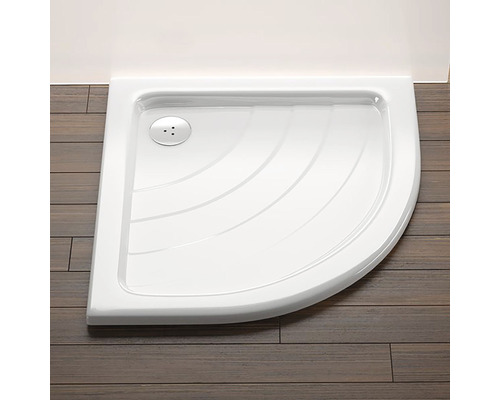 Biela sprchová vanička so štvrťkruhovým tvarom a odtokovou armatúrou