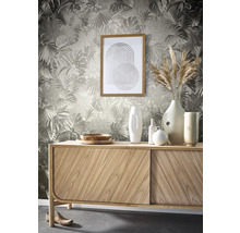 Obývacia izba s kvetinovou tapetou, komoda, dekorácia a obraz