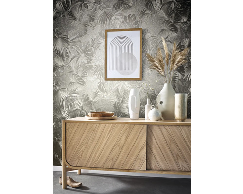 Obývacia izba s kvetinovou tapetou, komoda, dekorácia a obraz