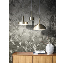 Tri závesné lampy v miestnosti s botanickou tapetou a drevenou skriňou