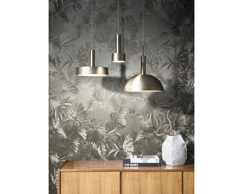 Tri závesné lampy v miestnosti s botanickou tapetou a drevenou skriňou