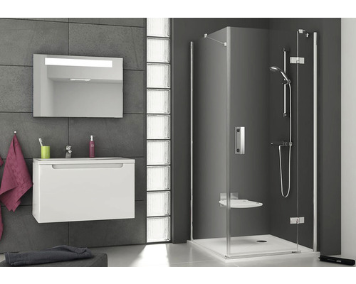 Kúpeľňa so sprchou, skrinkou pod umývadlo, zrkadlom a sklenenými tvárnicami