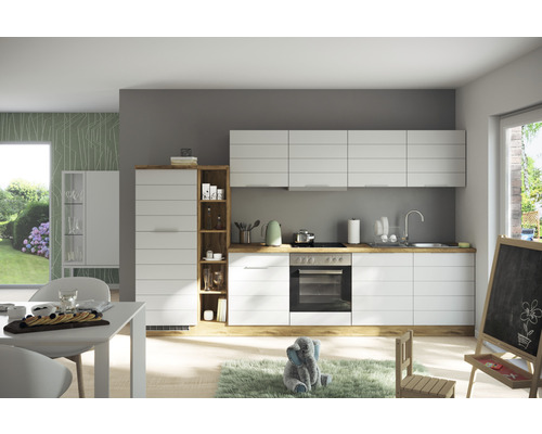 Moderná kuchyňa s bielymi skrinkami a drevenými prvkami, jedálenský kút so stolom a stoličkami.