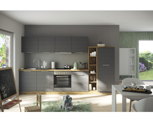 Moderná kuchyňa so sivými čelami a drevenými prvkami vo svetlej miestnosti.