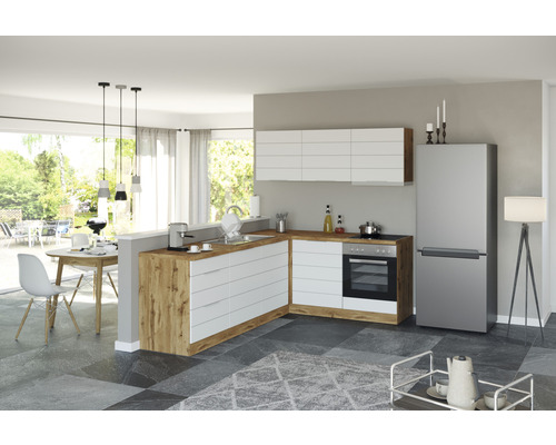 Moderná kuchyňa so svetlými čelami, pracovnou doskou s dreveným vzhľadom a nerezovou chladničkou