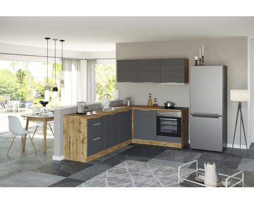 Svetlá obývacia kuchyňa so sivými kuchynskými skrinkami, drevenými pracovnými doskami a jedálenským kútom.