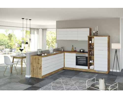 Moderná kuchyňa s bielymi skrinkami a drevenými prvkami, vrátane jedálenského stola a stoličiek.