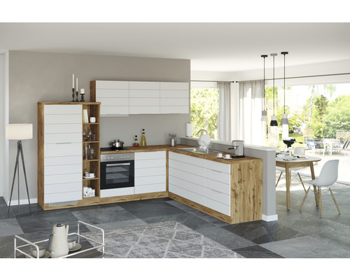 Svetlá kuchyňa s drevenou pracovnou doskou a bielymi skrinkami