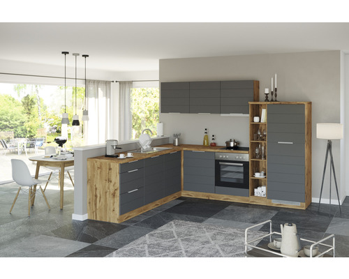 Moderná kuchyňa so sivými skrinkami a drevenými pracovnými doskami v svetlej izbe.