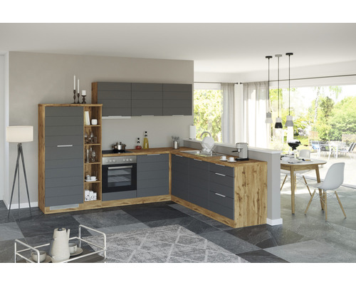 Moderná kuchyňa so sivými skrinkami a drevenými prvkami vo svetlom, otvorenom priestore.