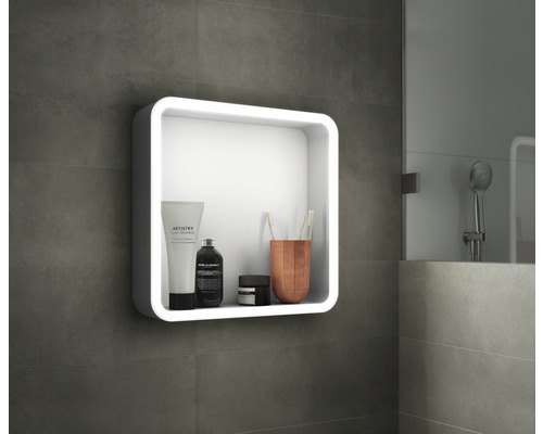 Osvetlená kúpeľňová kocka s kozmetikou na stene