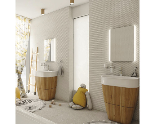 Svetlá kúpeľňa s umývadlami s dreveným vzhľadom, zrkadlom a hračkami