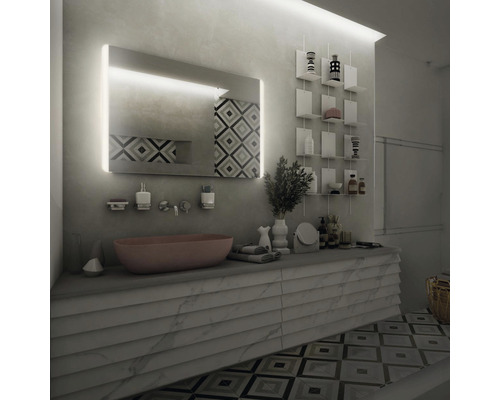 Moderná kúpeľňa s osvetleným zrkadlom, umývadlom, úložnými priestormi a geometrickými obkladmi