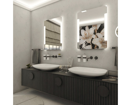 Kúpeľňa s dvojitým umývadlom, osvetlenými zrkadlami a tmavou spodnou skrinkou