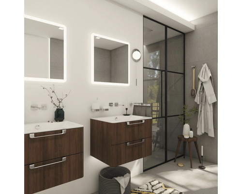 Kúpeľňa s umývadlami, zrkadlami a sprchovou stenou