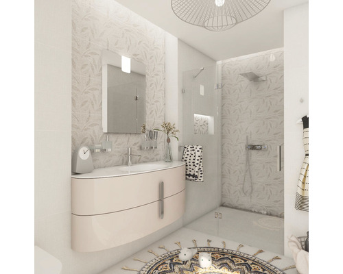 Svetlá kúpeľňa s umývadlom, zrkadlom, sprchou a kobercom