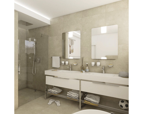 Svetlá kúpeľňa so sprchou, umývadlami, zrkadlami a úložnými policami na uteráky.