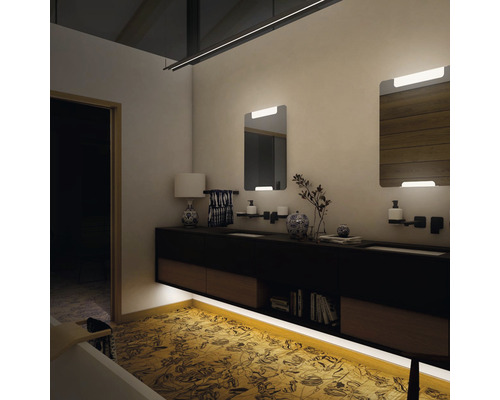 Kúpeľňa s umývadlom, zrkadlami a dekoratívnou podlahou