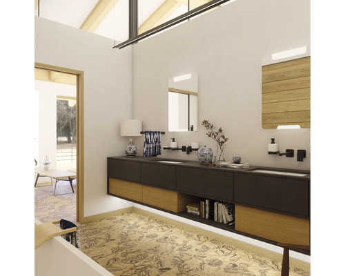 Svetlá kúpeľňa s umývadlom, zrkadlami a dekoratívnou podlahou