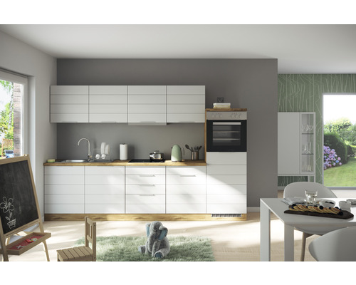 Moderná kuchyňa s bielymi skrinkami a pracovnou doskou s dreveným vzhľadom.