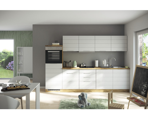 Svetlá kuchyňa s bielymi skrinkami a drevenou pracovnou doskou pre moderný dizajn kuchyne.