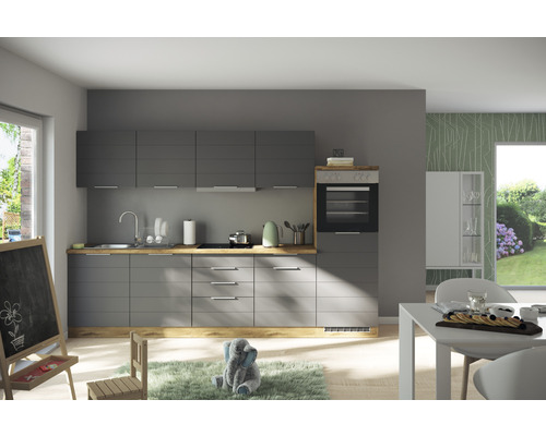 Moderná kuchyňa so sivými skriňami, drevenými detailmi a jedálenským kútom