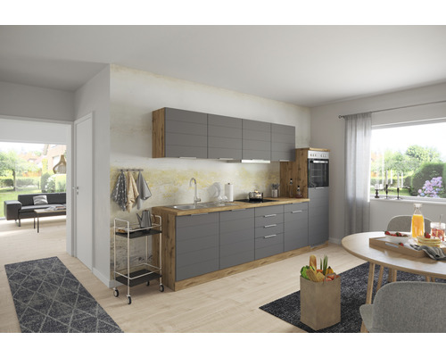 Svetlá kuchyňa so sivými čelami a drevenými prvkami, vrátane jedálenského stola a obývacej časti