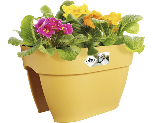 Žltý balkónový kvetináč s farebnými prvosienkami