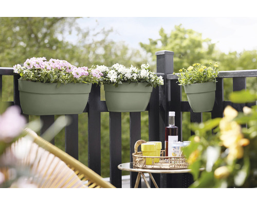 Balkónová scéna s kvetináčmi na zábradlí a stolom s nápojmi