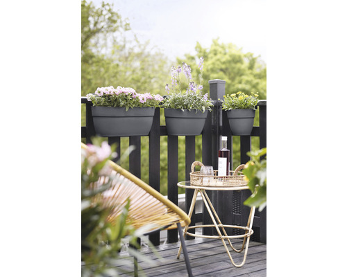 Balkónová scéna s kvetináčmi, stolom a stoličkou na drevenej podlahe