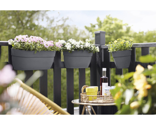 Balkónová scéna s kvetináčmi na zábradlí a nápojmi na stole