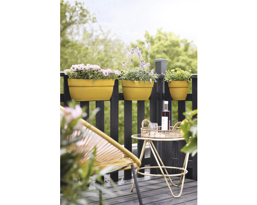 Scéna s hrantíkmi na zábradlí, odkladacím stolíkom s nápojmi a stoličkou.