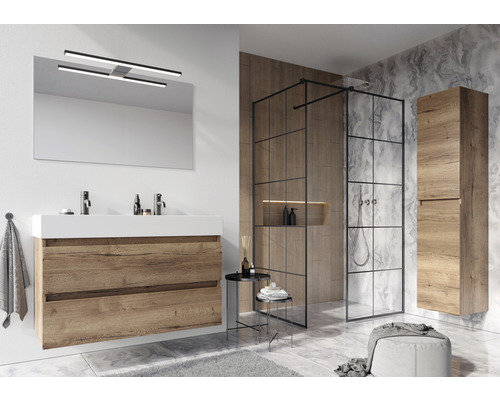 Moderná kúpeľňa s umývadlom, zrkadlovou skrinkou, sprchovacím kútom a vysokou skriňou v drevenom vzhľade