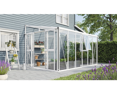 Skleník s rastlinami a záhradnými doplnkami na terase