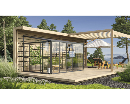 Skleník so sklenenými prvkami a dreveným rámom na terase so záhradným nábytkom pod slnečníkom