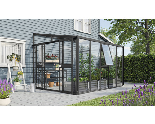 Skleník s policou na rastliny, rastlinami a záhradným príslušenstvom